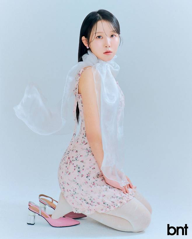 이어링은 프리모떼, 원피스는 낫유어로즈, 슈즈는 헬레나앤크리스티 제품.