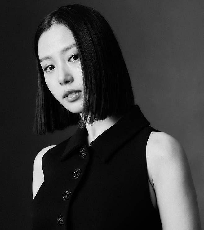 긴머리를 유지해왔던 고민시도 태슬 컷 단발로 변신하며, '단발병'을 일으키는 스타 대열에 올랐다. 고민시 인스타그램.