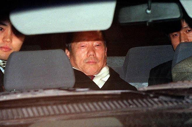 1997년 1월 31일 저녁 구속영장이 발부된 한보그룹 정태수회장이 서울 구치소로 향하는 승용차 안에서 굳은 표정으로 앉아 있다./조선일보 DB