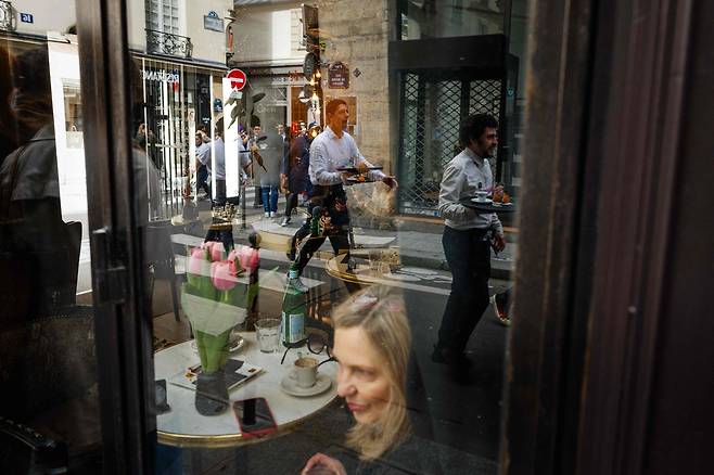 프랑스는 파리에만도 1만 5천개에 달하는 레스토랑,비스트로,카페 등이 있는 것으로 알려졌다. 이번 대회는 프랑스 올림픽을 앞두고  파리의 카페 문화를 알리기 위해 준비되었다./ AFP 연합뉴스