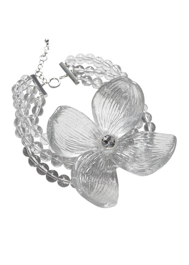 수잔 팡 X 앤아더스토리즈 협업 컬렉션 중 수잔 팡이 제일 좋아하는 피스인 원피스와 펜던트 목걸이.