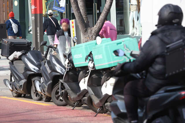 지난 2월13일 점심시간 서울 마포구의 한 식당가에 세워진 배달 오토바이. 연합뉴스