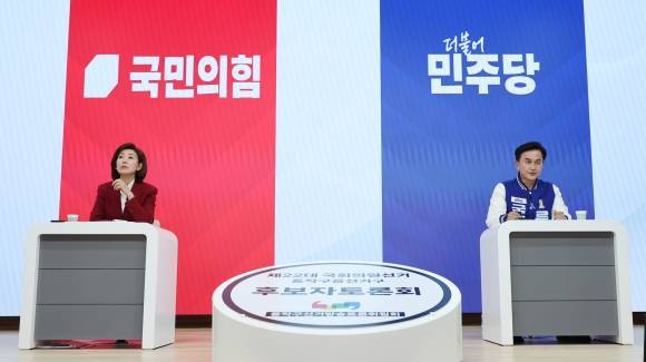 제22대 총선 국민의힘 나경원·더불어민주당 류삼영 동작구을 후보가 1일 서울 서초구 한국세무사회에서 후보자 토론회 리허설을 하고 있다. 2024.4.1 연합뉴스