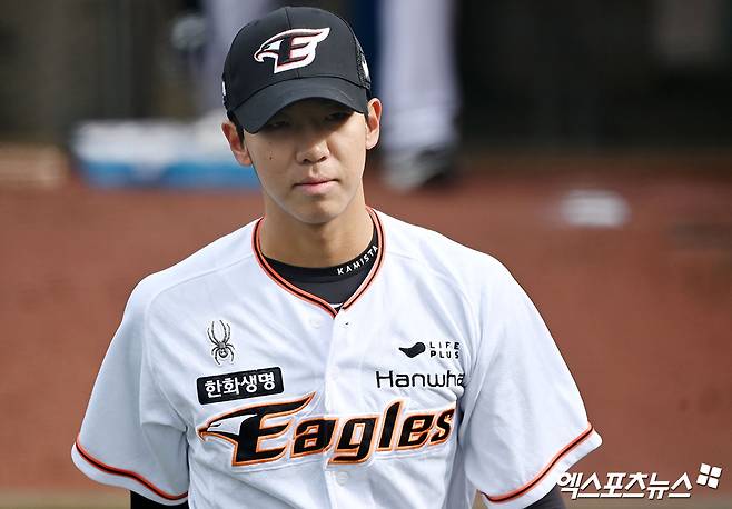 한화 이글스의 좌완 신인 황준서가 프로 데뷔전에서 승리투수가 됐다. 황준서는 31일 대전한화생명이글스파크에서 열린 2024 신한 SOL Bank KBO리그 KT 위즈와의 시즌 3차전에 선발 등판, 5이닝 3피안타 1피홈런 2사사구 5탈삼진 1실점으로 호투를 펼쳤다. 선발승을 수확한 황준서는 KBO리그 역대 10번째로 프로 데뷔전에서 승리투수가 된 '고졸 신인 투수'로 기록됐다. 한화 소속 선수로는 2006년 4월 12일 '괴물' 류현진 이후 무려 18년 만이다. 엑스포츠뉴스 DB