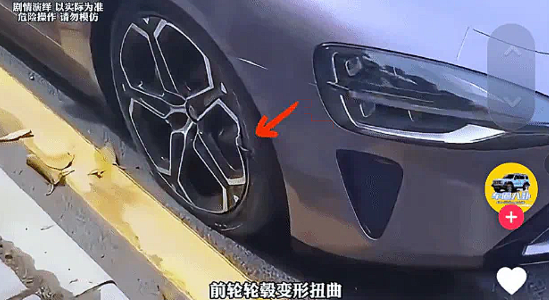 SU7 차량 휠이 찌그러지고 타이어가 터진 모습.(틱톡 갈무리)