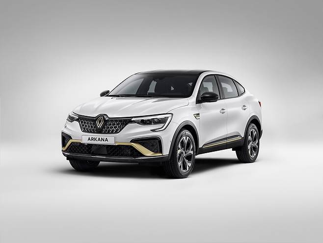 뉴 르노 아르카나(new Renault Arkana)의 전면에 새롭게 반영된 로장주 엠블럼