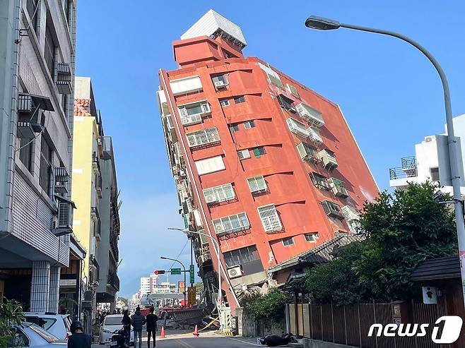 3일 25년래 가장 강력한 7.2 강진이 강타한 대만의 화롄지역에서 아슬아슬하게 기울어진 건물이 보인다. ⓒ AFP=뉴스1 ⓒ News1 우동명 기자
