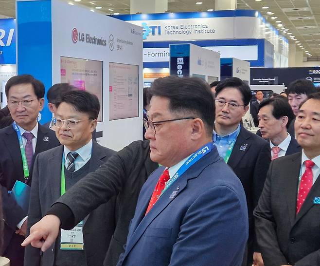 구자균 LS일렉트릭 대표이사 회장이 3일 서울 강남구 코엑스에서 열린 ‘코리아스마트그리드엑스포(KSGE) 2024′에 참가한 LS일렉트릭 부스를 둘러보고 있다. /권유정 기자