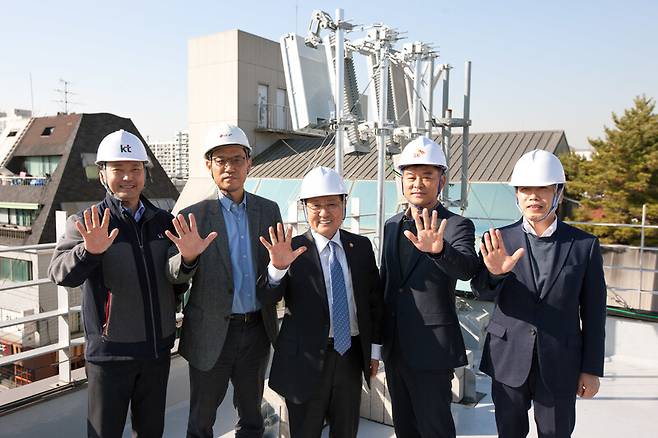 2018년 11월20일, 당시 과학기술정보통신부 장관과 이동통신 3사 네트워크담당 대표들이 5세대(5G) 기지국 건설 현장에서 ‘세계 최초 5G 상용화’ 구호를 외치고 있다. 과학기술정보통신부 제공