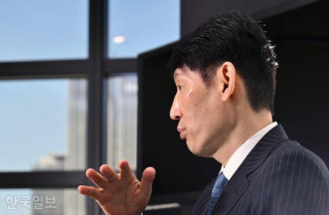 정치컨설팅 민 박성민 대표가 지난 1일 서울 광화문에서 진행된 한국일보 박석원 논설위원과의 인터뷰에서 4·10 총선에 대한 전망을 얘기하고 있다. 최주연 기자 juicy@hankookilbo.com