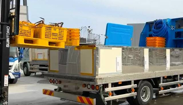 ▲ 6년간 동해항으로 수입된 러시아산 대게·킹크랩을 활어차로 납품처에 운반하면서 수백차례에 걸쳐 조금씩 빼돌려 판매, 2억원대의 돈을 챙겨 유흥비로 사용한 활어차기사 등 8명이 붙잡혔다.대게를 활어차에 싣는 장면(본 사건과 무관).사진제공=동해지방해양경찰청