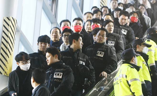 (광주=뉴스1) 김태성 기자 = 한동훈 국민의힘 비상대책위원장이 4일 광주 송정역에 도착해 경찰 호위를 받으며 역을 나서고 있다. 한 위원장은 이날 광주학생독립운동기념탑과 국립5·18민주묘지를 참배한다. 2024.1.4./뉴스1 Copyright (C) 뉴스1. All rights reserved. 무단 전재 및 재배포, AI학습 이용 금지. /사진=(광주=뉴스1) 김태성 기자