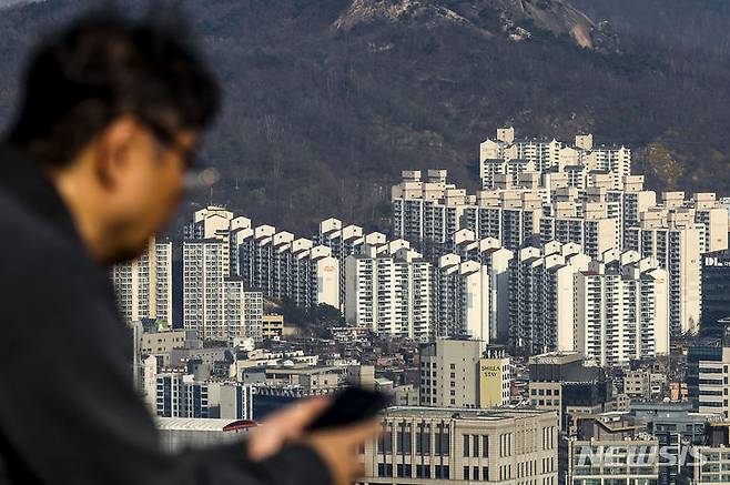 [서울=뉴시스] 정병혁 기자 = 2일 서울 중구 남산 전망대를 찾은 시민이 서울시내 아파트를 바라보고 있다.  서울 민간아파트 분양가는 전월대비 1.99% 올랐고, 전년 동월과 비교해서는 24.18%나 치솟았다. 올해 2월말 기준 서울 민간아파트 평균 분양가는 ㎡당 1145만7000원, 3.3㎡당 3780만8100원으로 집계됐다. 2024.04.02. jhope@newsis.com