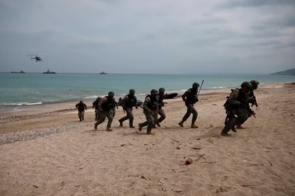 사건=에콰도르 군이 바닷가를 순찰하고 있다. 출처=에콰도르 군