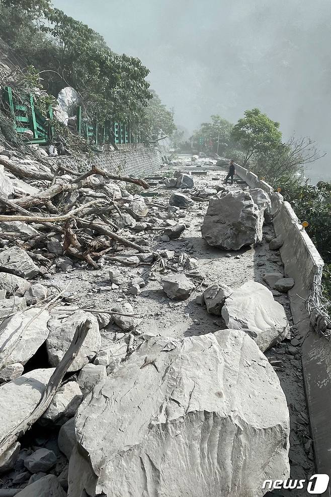 산사태로 화롄의 한 도로가 돌로 막혀 있다. ⓒ AFP=뉴스1 ⓒ News1 우동명 기자