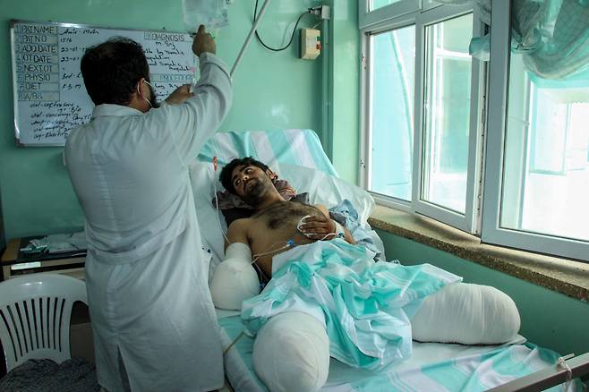 4월 15일 아프가니스탄 칸다하르의 한 병원에서 며칠 전 폭탄 폭발로 두 다리가 잘리는 중상을 입은 한 남성이 치료를 받고있다. 아프가니스탄에서 지난 1월에서 3월사이 민간인 희생자는 2020년 같은 기간과 비교해 29%  증가했다고 UN이 밝혔다./EPA 연합뉴스