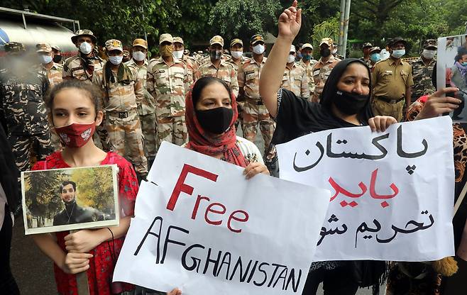 9월 16일 인도 뉴델리에서 아프간 난민들이 파키스탄과 탈레반에 항의하는 피켓시위를 하고있다./EPA 연합뉴스