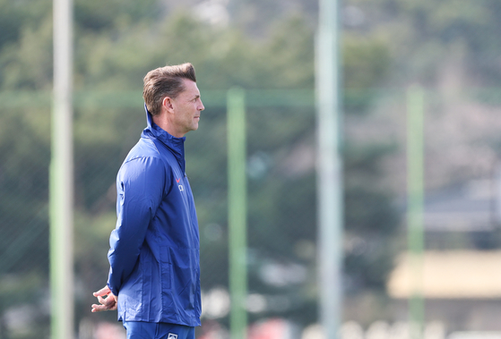 Korean women's national football team manager Colin Bell observes a training session ahead of a match against the Philippines at Icheon Sports Complex in Icheon, Gyeonggi on Monday. [NEWS1]
