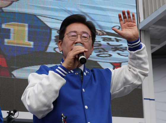 Democratic Party leader Lee Jae-myung speaks in an election campaign in Busan on Thursday, a day ahead of the early voting period for the April 10 general election. [YONHAP]