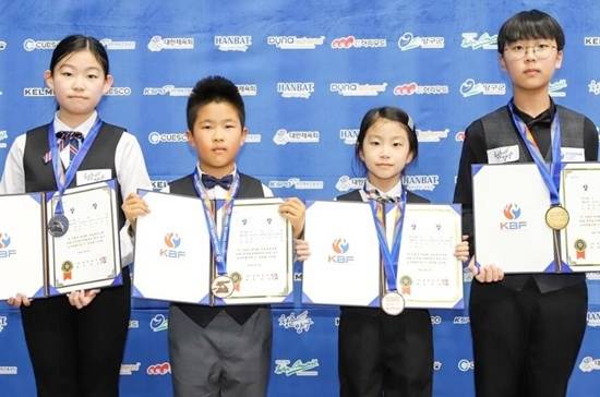 제12회 국토정중앙배 전국당구대회 포켓 초등부 입상자. (왼쪽부터) 준우승 이서진, 공동3위 김건 이지원, 우승 신정후. (사진=대한당구연맹)