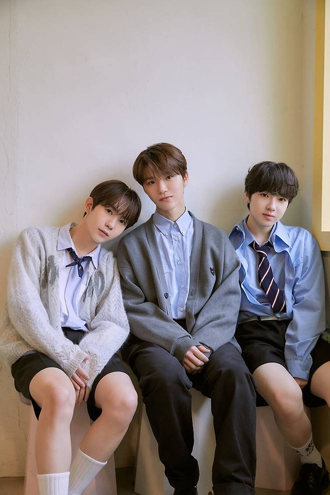 료, 재희, 사쿠야가 포즈를 취하는 모습. SM엔터테인먼트 제공