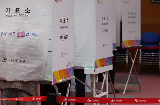 투표 중인 유권자들의 모습. 기사와 직접적인 관련 없는 자료 사진.〈사진=연합뉴스〉