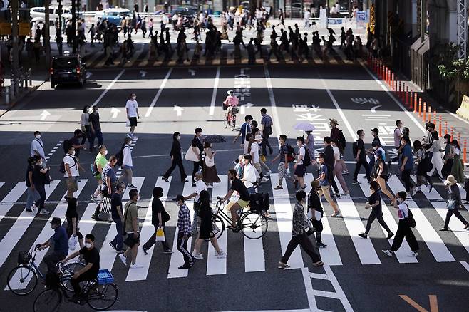 9월 20일 일본 도쿄에서 마스크를 쓴 시민들이 건널목을 건너고 있다./AP 연합뉴스