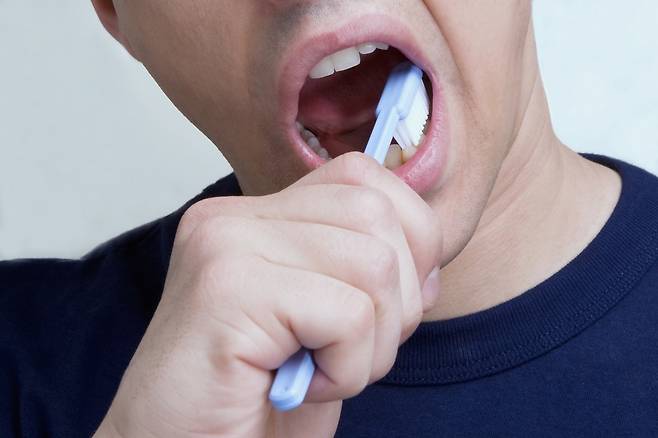 양치할 때 헛구역질을 최대한 줄이기 위해선 입을 크게 벌리지 말아야 하며, 머리 부분이 작은 칫솔과 거품이 덜 나는 치약을 고르는 것이 좋다./사진=클립아트코리아