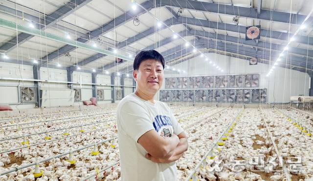 김준영 정원농장 대표는 육계농장에 음압 환기시스템을 도입해 악취를 없애고 있다.