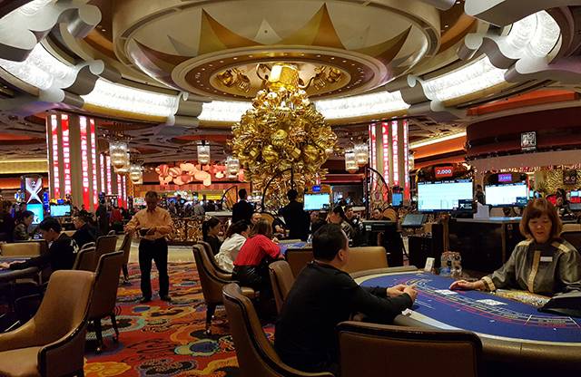 ▲24시간 카지노 영업을 하고 있는 마카오 카지노는 고객들이 원하는 시간에 입장해 편안하게 게임을 즐길 수 있어 강원랜드와 극명하게 대조되고 있다. ⓒ프레시안