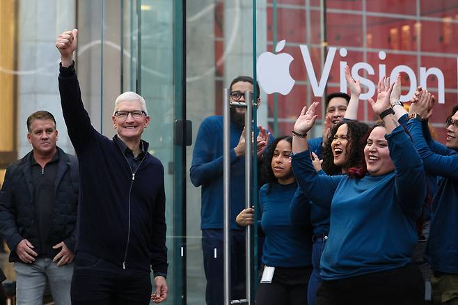 2024년 2월2일 미국 뉴욕 맨해튼의 애플 매장에서 팀 쿡 애플 최고경영자와 애플 직원들이 고객을 맞이하고 있다. REUTERS