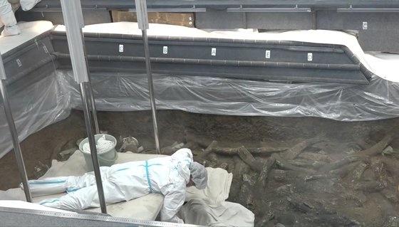 많은 유물이 출토된 삼성퇴 제사갱(祭祀坑) 발굴 모습.