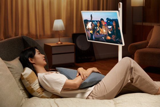 LG전자의 이동식 TV '스탠바이미'가 젊은 층을 중심으로 인기를 끌고 있다. 사진 LG전자