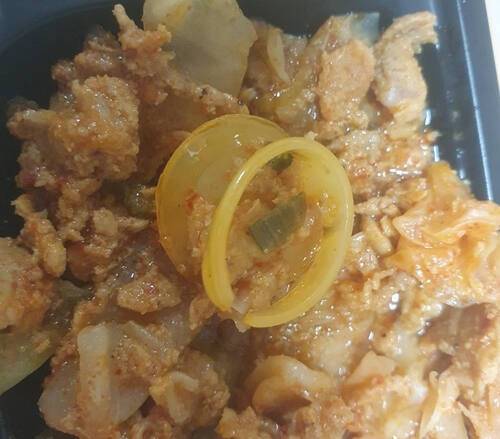 CU편의점에서 판매한 도시락의 제육볶음에서 나온 식용유 뚜껑. 식약처가 불시에 제조 현장을 조사한 결과 생산 과정에 들어간 것으로 확인됐다. 연합뉴스