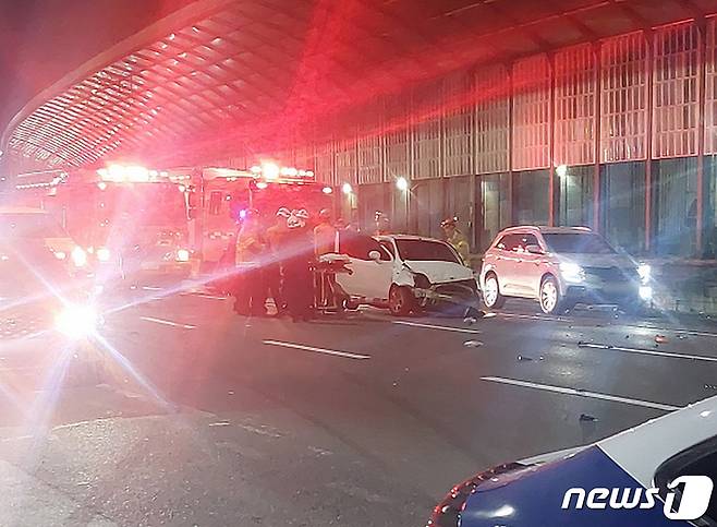 6일 오후 10시 30분께 부산 해운대구 좌동 장산고가교 편도 4차선 도로에서 음주운전 사고가 발생했다.(부산경찰청 제공)