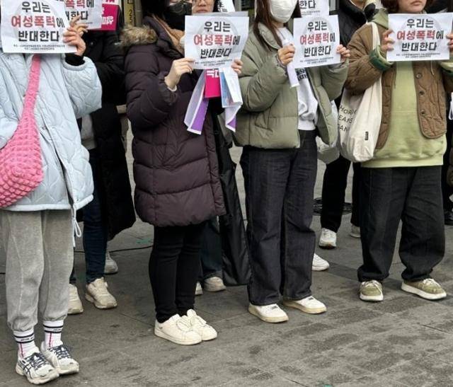 수원여성의전화 등 7개 여성단체로 구성된 수원여성단체네트워크가 지난달 12일 경기도 수원역 문화광장 앞에서 성인페스티벌 '2024 KXF The Fashion' 철회를 촉구하는 기자회견을 열고 있다. 연합뉴스