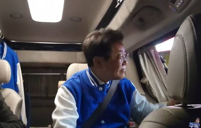 지난 6일 인천 계양 현장 유세를 마친 뒤 차에 타 지지자들에게 인사하는 이재명 더불어민주당 대표. 그는 이어 "일하는 척했네"라고 발언했다. / 사진=이 대표 유튜브 캡처