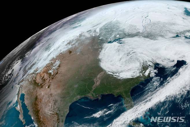 [AP/뉴시스] 4월 8일의 개기일식을 앞두고 4일 제공된 NOAA위성사진에 북미 일대 상공을 덮은 구름대가 나타나있다. 2024. 04. 07.