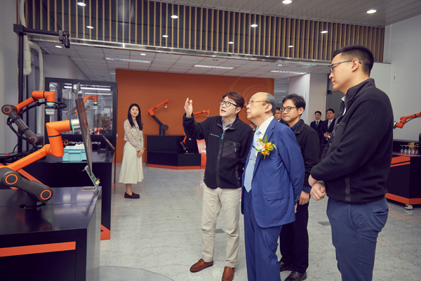 김승연 한화그룹 회장(오른쪽 두번째)이 지난 5일 한화로보틱스을 방문한 자리에서 직원에게 협동로봇에 대한 설명을 듣고 있다. 한화그룹 제공