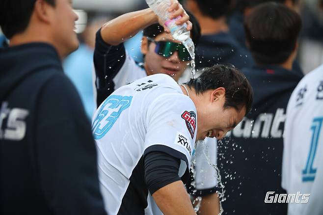 ▲ 끝내기 안타 축하를 받는 롯데 자이언츠 이주찬 ⓒ 롯데 자이언츠