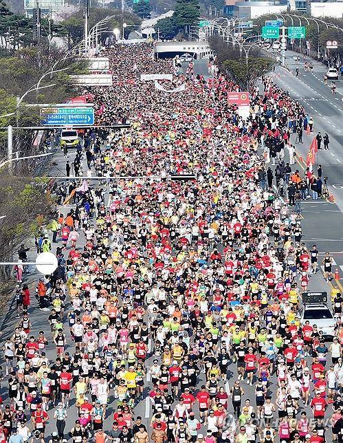 '역대 최대 인원'…2024 대구마라톤 출발 (대구=연합뉴스) 윤관식 기자 = 7일 오전 대구 수성구 대구스타디움에서 열린 '2024 대구마라톤'에서 참가자들이 힘차게 출발하고 있다.
이번 대회에는 17개국 160여명의 정상급 엘리트 선수와 55개국 2만8천여 명의 마라톤 동호인, 시민 등이 참가했다. 2024.4.7
psik@yna.co.kr
(끝)