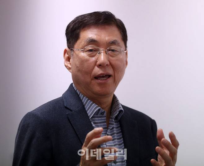 유회준 카이스트 AI반도체대학원장(신임 반도체공학회장)이 지난달 29일 본지 인터뷰에서 인공지능(AI)의 미래에 대해 설명하고 있다. (사진=김태형 기자)