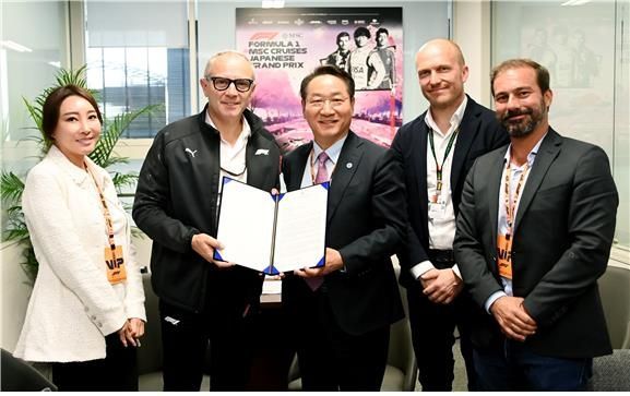 유정복 인천시장이 지난 6일 일본을 방문해 스즈카 그랑프리에 참석 중인 스테파노 도미니칼리(왼쪽 두번째) 포뮬러원 그룹 최고경영자를 만나 'F1 인천 그랑프리 개최' 의향서를 전달하고 있다. [사진=인천시 제공]