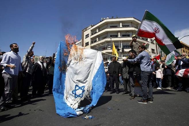 4월 5일(현지시각) 이란 테헤란에서 시위대가 이스라엘 국기를 불 태우고 있다. /AP·연합뉴스