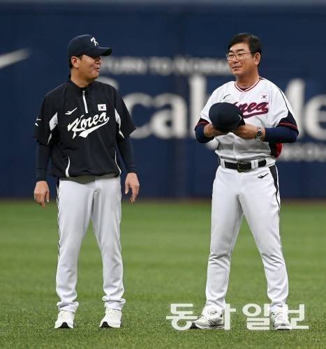 류중일 한국 야구 대표팀 감독(오른쪽)과 함께 한 류지현 대표팀 코치. 동아일보 DB