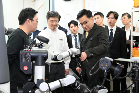 최상목 경제부총리 겸 기획재정부 장관이 8일 레인보우로보틱스 대전 유성구 본사를 방문해 이동형 양팔로봇 RB-Y1의 직접 교시 기능을 체험하고 있다. 레인보우로보틱스 제공