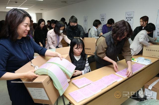 8일 오전 서울 중구선거관리위원회에서 각 동 선거관리위원회 관계자들이 제22대 국회의원선거 투표용지를 검수하고 있다.