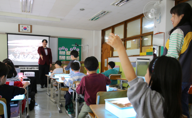 KB금융그룹이 지난 5일 경기도 성남시 분당구 수내초등학교에서 ‘늘봄학교 샌드아트 체험 수업’을 진행했다./KB금융그룹
