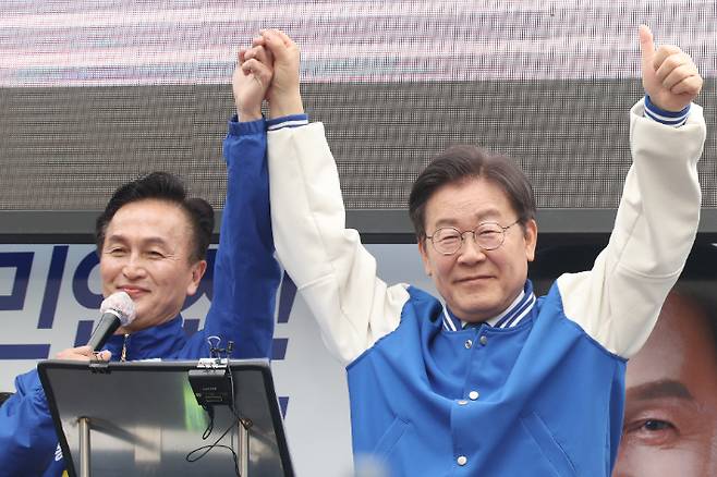 더불어민주당 이재명 대표가 8일 동작구 남성사계시장 입구에서 류삼영 후보 지원 유세를 하고 있다. 연합뉴스