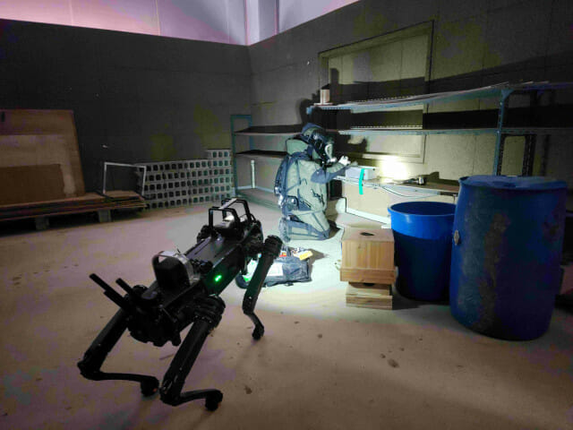 케이알엠의 사족 보행 로봇 '비전 60'이 위험 지역에 선제적으로 투입돼 현장의 위험 요소를 파악하고 있다. (사진=케이알엠)